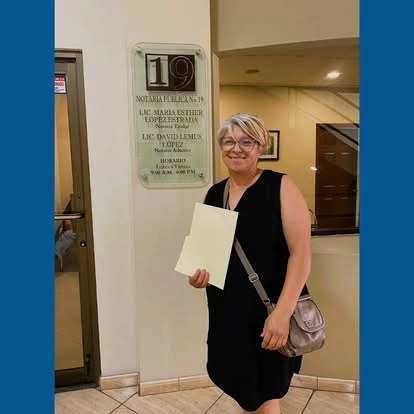 señora con carpeta